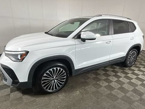 Used 2026 Volkswagen Taos SE FWD image 6