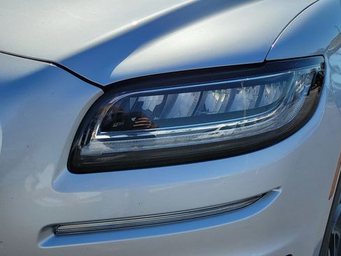 Used 2019 Lincoln Nautilus Reserve FWD image 10