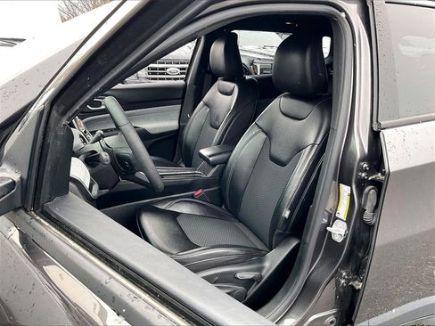 Used 2023 Jeep Compass Latitude image 9