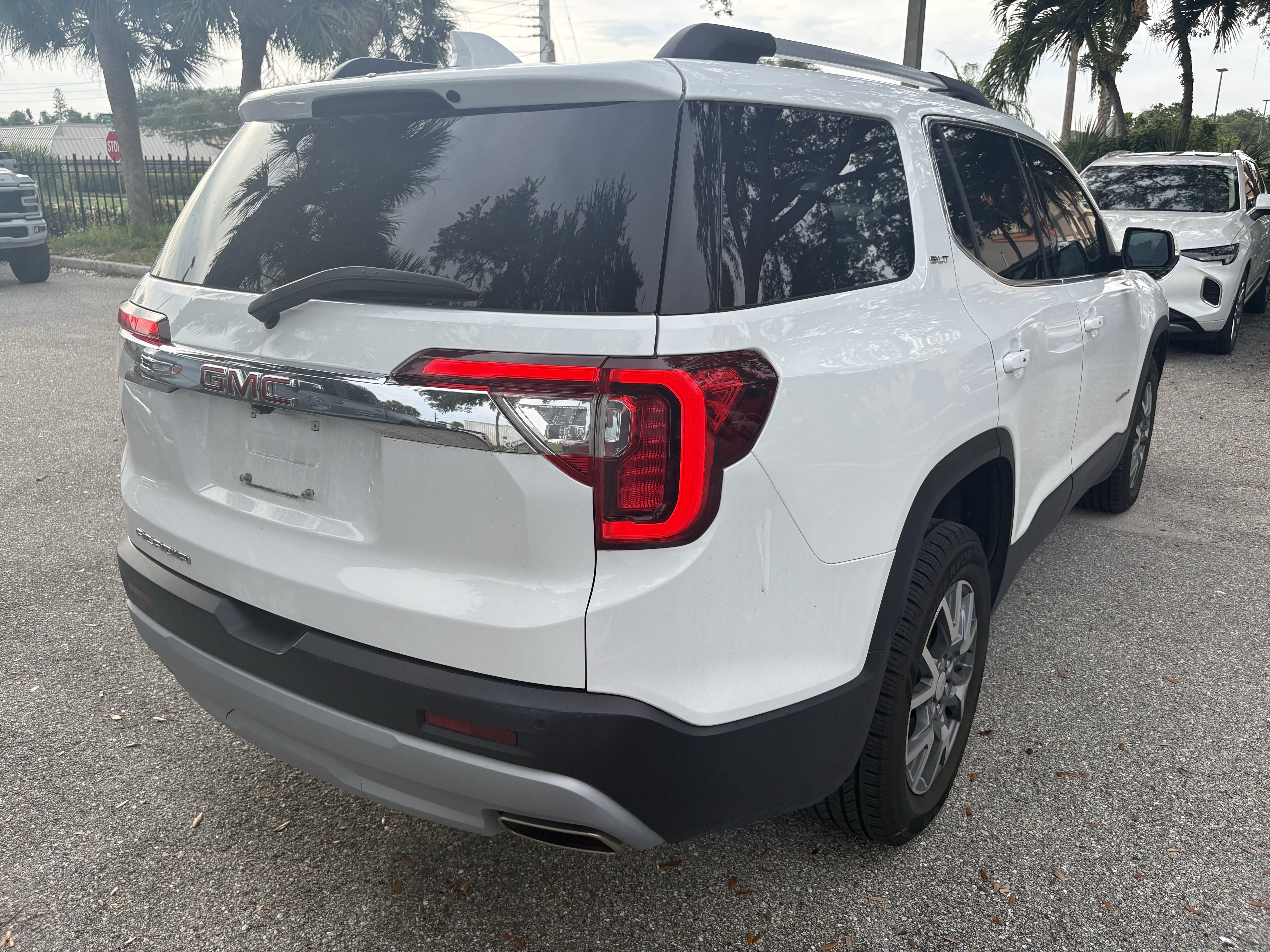 Used 2022 GMC Acadia SLT w/ Technology Package FWD image 7