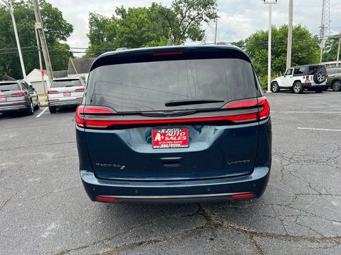 Used 2025 Chrysler Pacifica Limited FWD image 6