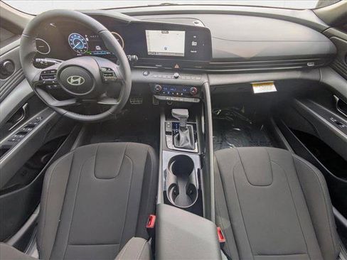New 2025 Hyundai Elantra SEL image 14