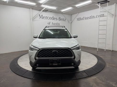 Used 2024 Toyota Corolla Cross XLE w/ Convenience Package image 2