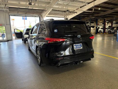 Used 2023 Toyota Sienna XSE w/ XSE Plus Package AWD/4WD image 4