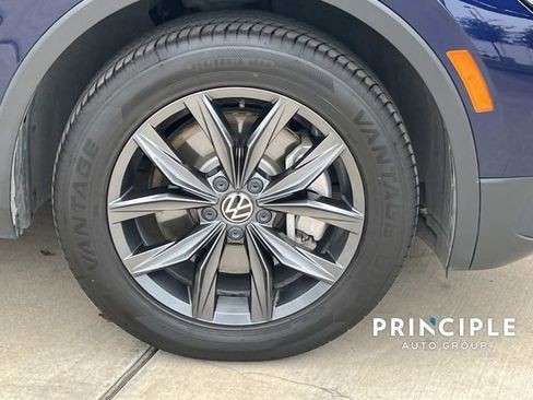 Used 2023 Volkswagen Tiguan SE w/ Panoramic Sunroof Package FWD image 4