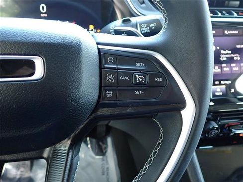 Used 2023 Jeep Grand Cherokee Laredo AWD/4WD image 15