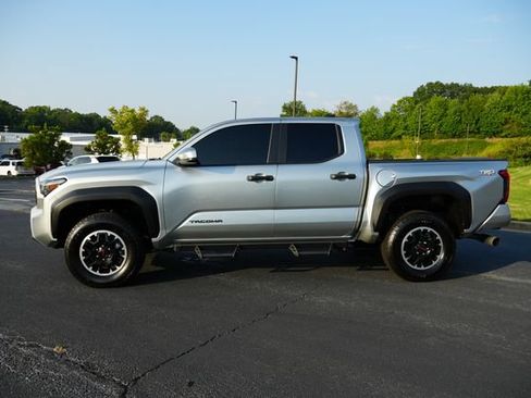 Used 2024 Toyota Tacoma TRD Off-Road AWD/4WD image 4
