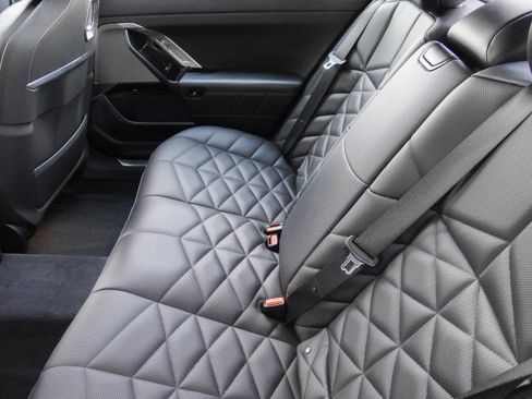 Certified 2023 BMW 740i RWD image 37