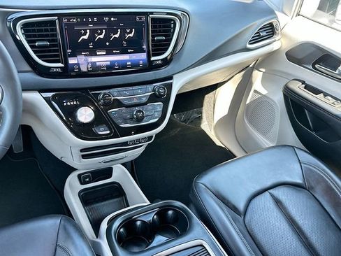 Used 2023 Chrysler Pacifica Touring-L FWD image 22