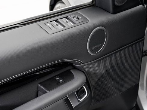 Used 2023 Land Rover Discovery S R-Dynamic image 8