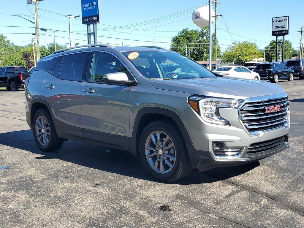 Used 2024 GMC Terrain SLT w/ LPO, Floor Liner Package AWD/4WD image 3