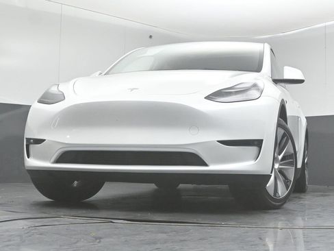 Used 2023 Tesla Model Y Long Range image 33