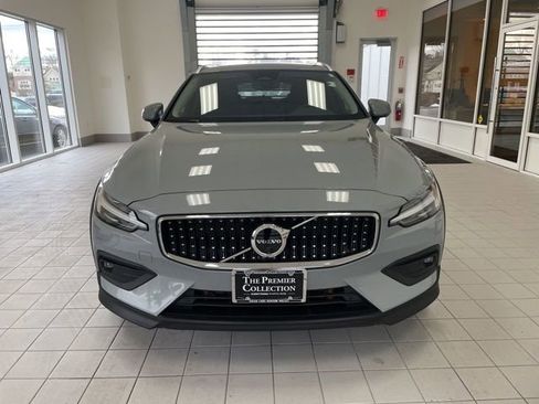Certified 2025 Volvo V60 B5 Cross Country Plus image 6