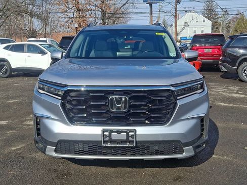 Used 2025 Honda Pilot Touring image 3