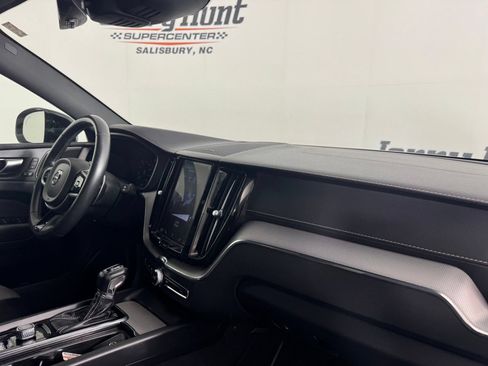 Used 2020 Volvo XC60 T5 R-Design AWD/4WD image 32