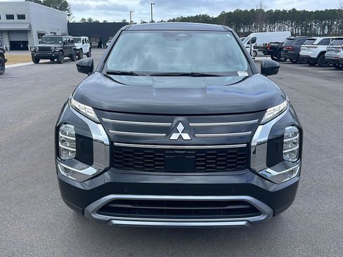Used 2025 Mitsubishi Outlander SE image 2