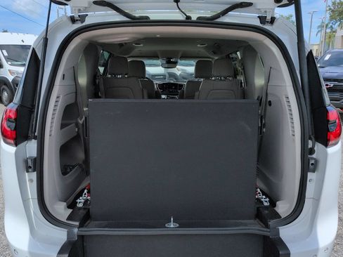 Used 2021 Chrysler Pacifica Touring-L FWD image 13