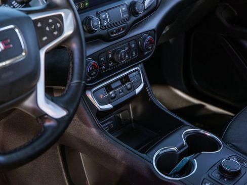 Used 2024 GMC Terrain SLT image 14