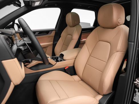 Used 2025 Porsche Cayenne image 5
