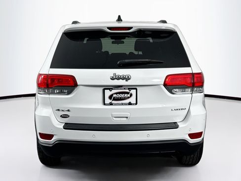 Used 2018 Jeep Grand Cherokee Laredo AWD/4WD image 10