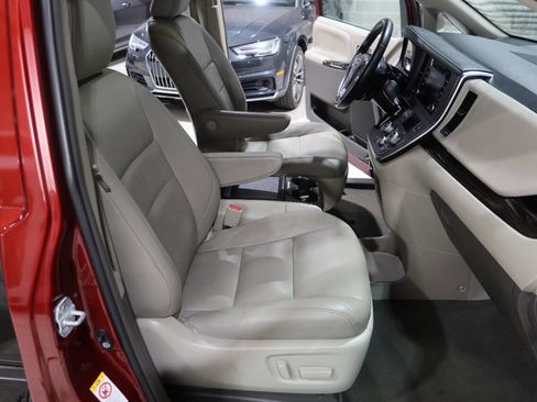 Used 2019 Toyota Sienna XLE FWD image 13