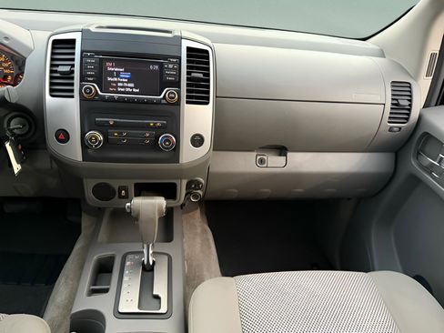 Used 2018 Nissan Frontier SV image 9