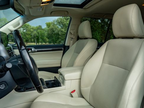 Used 2023 Lexus GX 460 Premium w/ Accessory Package AWD/4WD image 11