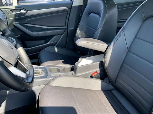 Used 2023 Volkswagen Jetta SE w/ Panoramic Sunroof Package image 8