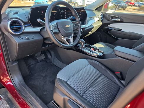 Certified 2025 Chevrolet Trax LT w/ LT Convenience Package image 10