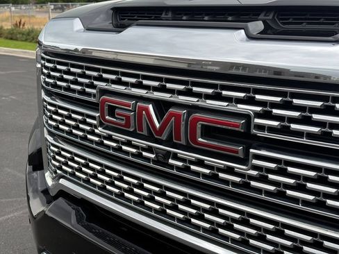 Used 2022 GMC Sierra 3500 Denali w/ Denali Black Diamond Edition AWD/4WD image 17