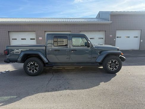 Used 2025 Jeep Gladiator Sport w/ Premium Package image 6
