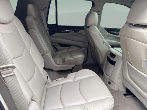Used 2019 Cadillac Escalade Luxury image 32