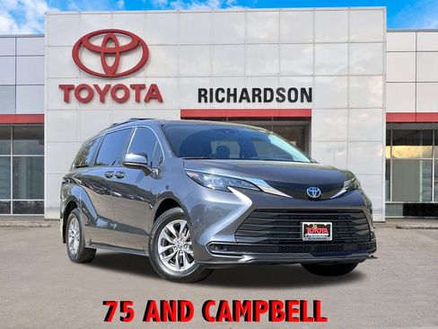 Used 2025 Toyota Sienna LE FWD image 1