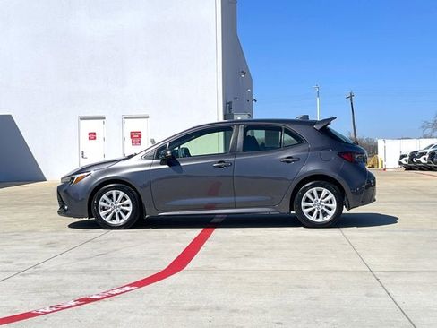 Used 2023 Toyota Corolla SE image 3