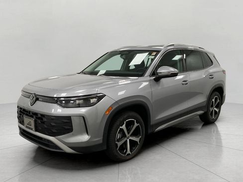 New 2025 Volkswagen Tiguan SE image 9