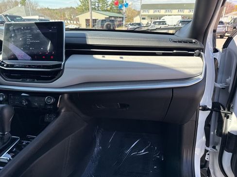 Used 2025 Jeep Compass Limited image 27