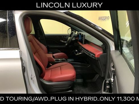 Used 2025 Lincoln Corsair Grand Touring w/ Towing Package AWD/4WD image 13