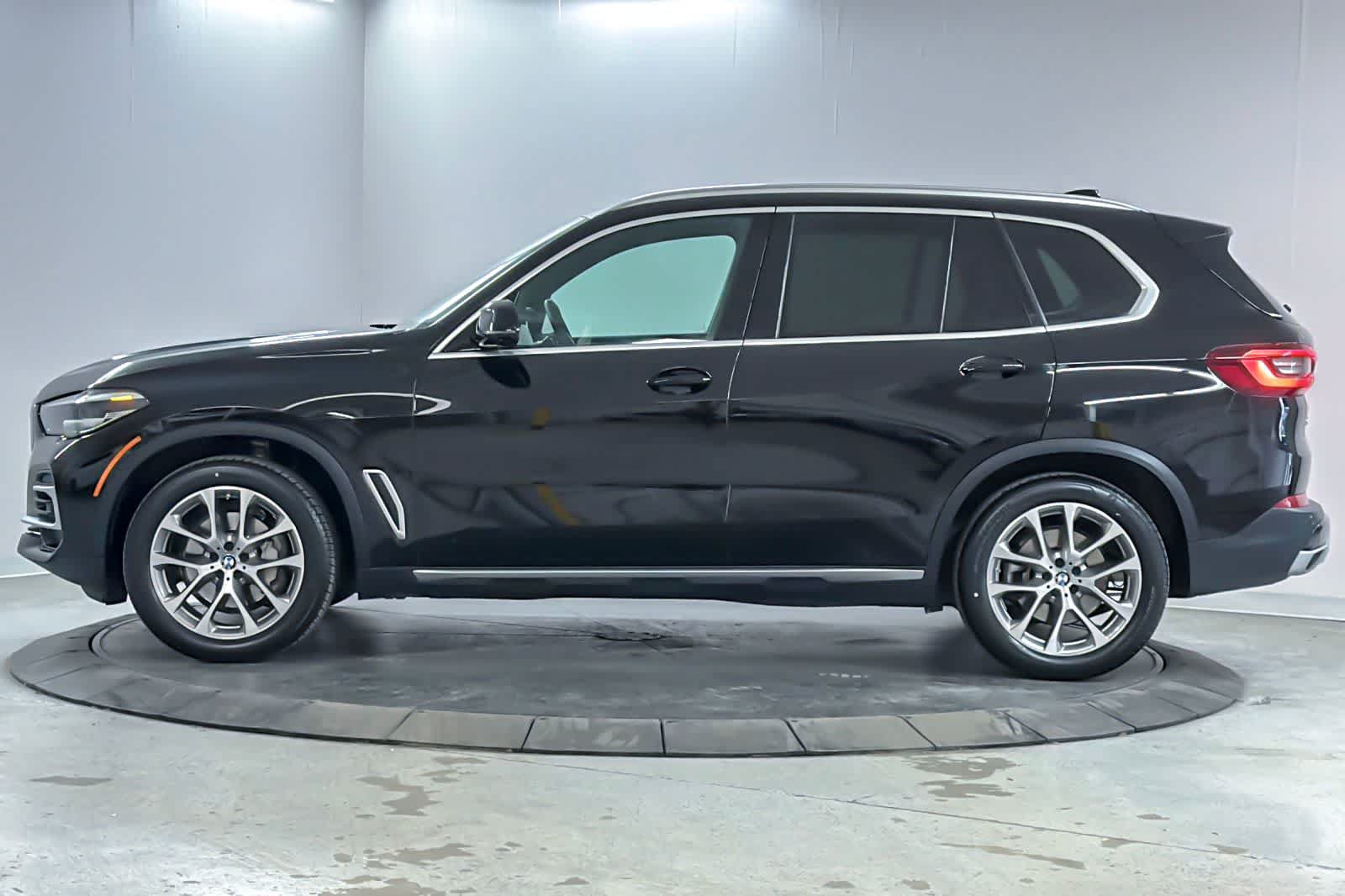 Used 2022 BMW X5 xDrive40i w/ Parking Assistance Package AWD/4WD image 5