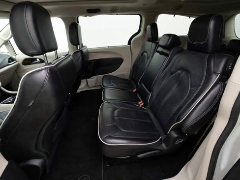 Used 2023 Chrysler Pacifica Limited image 3