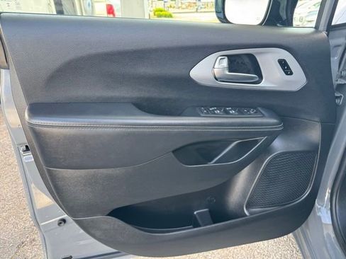 Used 2025 Chrysler Pacifica Limited FWD image 20