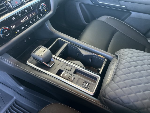 Used 2025 Nissan Pathfinder SL FWD image 27