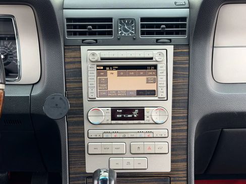 Used 2007 Lincoln Navigator Luxury Sport Utility 4D image 19