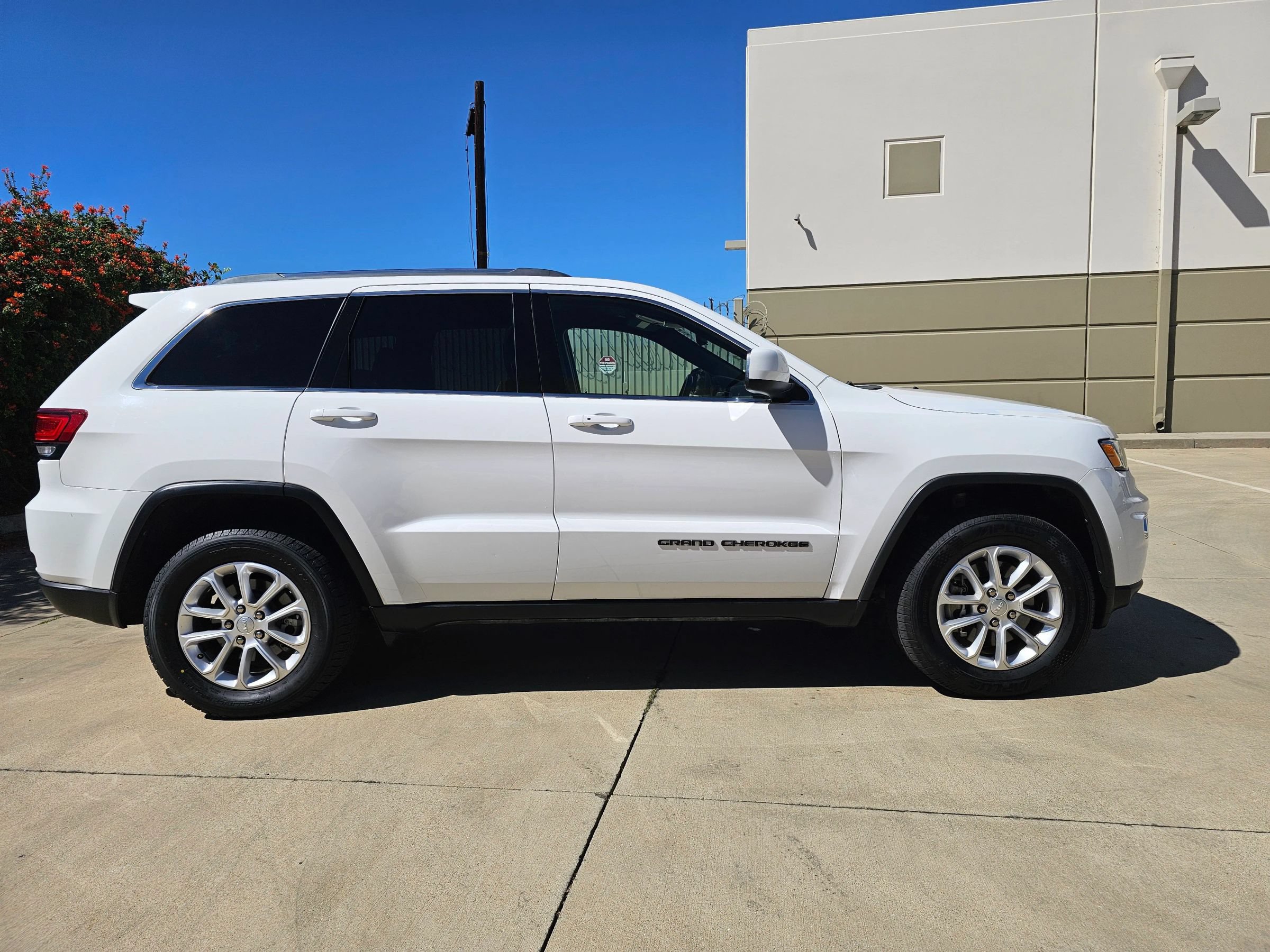 Used 2021 Jeep Grand Cherokee Laredo AWD/4WD image 4