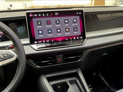 Used 2025 Volkswagen Tiguan SE w/ Panoramic Sunroof Package image 8