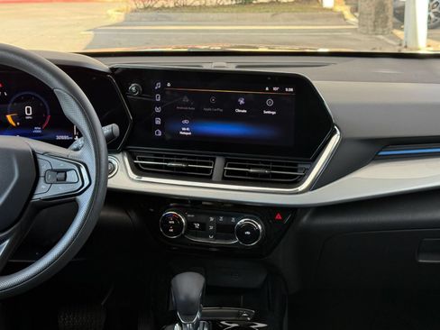 Used 2025 Chevrolet Trax LT FWD image 17