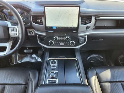 Used 2022 Ford Expedition XLT image 14