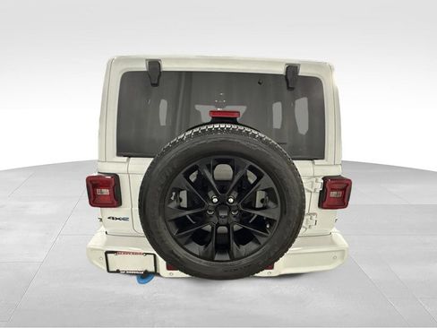 Used 2022 Jeep Wrangler Unlimited Sahara AWD/4WD image 9