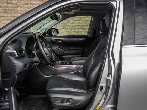 Used 2021 Toyota Highlander Limited image 24