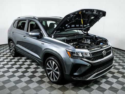 Certified 2024 Volkswagen Taos SE FWD image 35