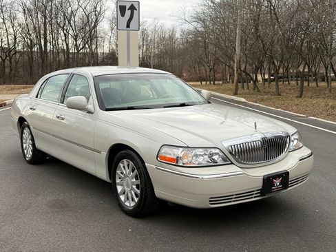 Used 2006 Lincoln Town Car Signature image 5